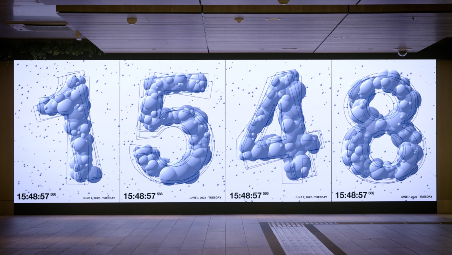《GRANSTA CLOCK》(二〇二二)。東京駅構内グランスタ東京のリニューアルに合わせて常設された駅ナカ時計。動線の象徴装置として、駅構内に「ただ時刻を伝える」表面を据える。